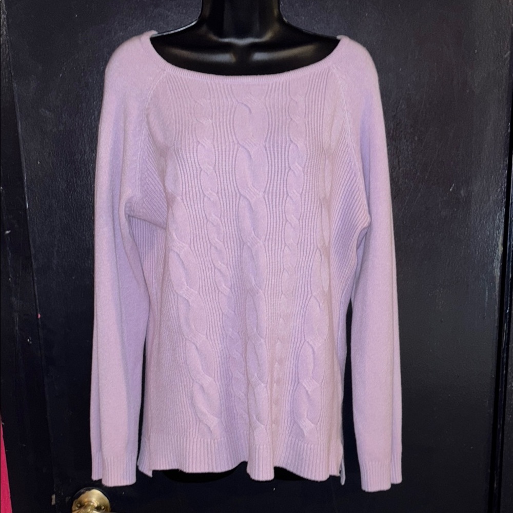 Cyrus classic, preppy, comfy pale Purple Crew Neck cable knit sweater. Sz large.